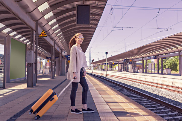 retrato de una adolescente con una maleta en la estación de tren
 - Foto, imagen