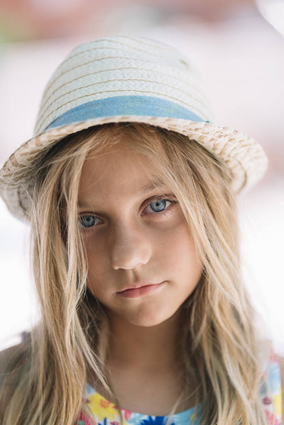 屋外の帽子の少女 - 写真・画像