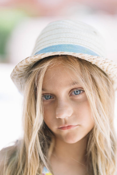 Little girl with a hat outdoors - Φωτογραφία, εικόνα