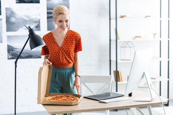 boldog női szabadúszó pizzás doboz asztalnál grafikus digitalizáló tábla, otthoni iroda megnyitása  - Fotó, kép