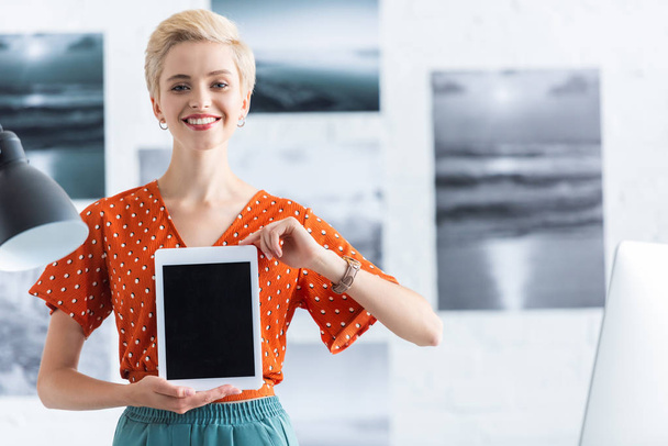mosolygó nő, digitális tabletta, üres képernyő  - Fotó, kép