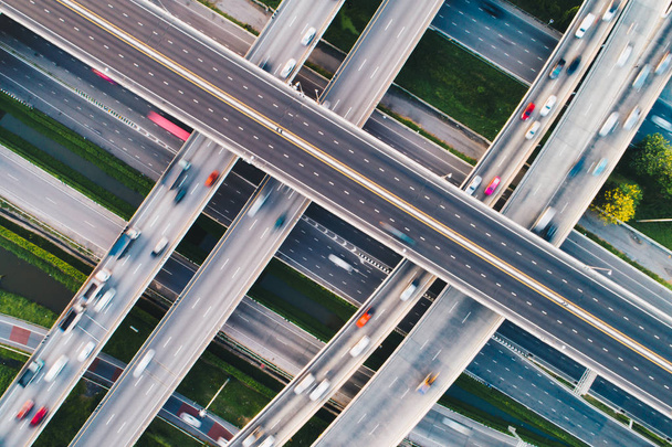 Vista hacia abajo de la carretera de intersección de tráfico con el concepto de transporte de movimiento de vehículos
 - Foto, imagen