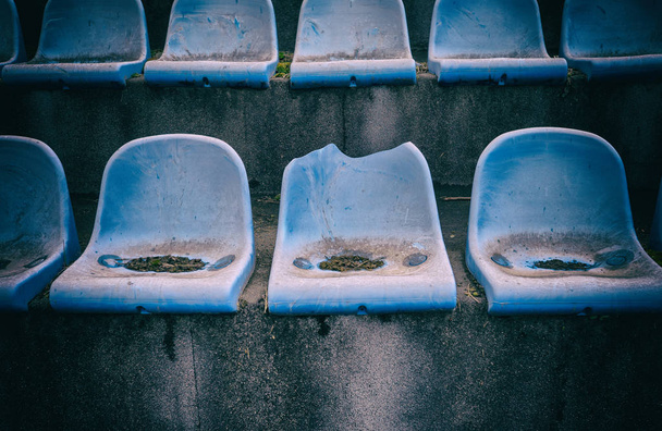 Vintage Stadium Cadeiras velho tempo não usado com poeira cor azul
 - Foto, Imagem