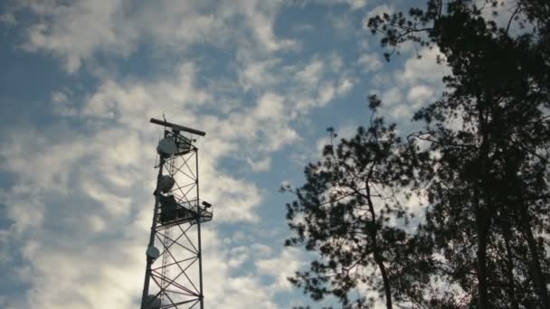 Rotación de radar plato en la torre de telecomunicaciones cielo azul en crepúsculo puesta de sol
 - Imágenes, Vídeo