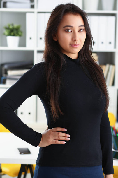 portret Młoda piękna bizneswoman brunetka pracy w biurze - Zdjęcie, obraz