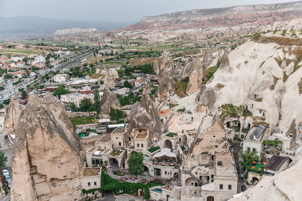 vue aérienne de formations rocheuses majestueuses et de vieilles maisons en cappadoce, dinde
 - Photo, image