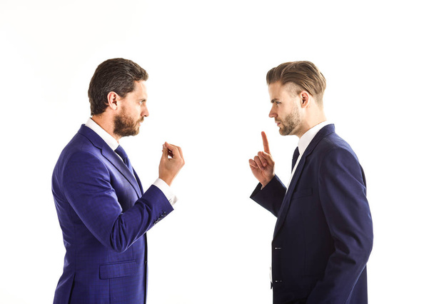 Männer in Anzügen oder Geschäftsleute mit angespannten Gesichtern und Gesten . - Foto, Bild