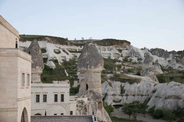 традиційні будівлі та величні скельні утворення в Каппадокії, Туреччина
 - Фото, зображення