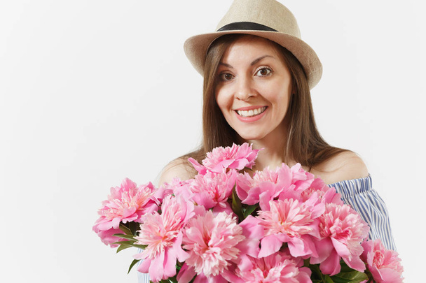 Nahaufnahme junge Frau in Kleid, Hut mit Strauß von schönen rosa Pfingstrosen Blumen isoliert auf weißem Hintergrund. Valentinstag, internationales Frauentagskonzept. Werbefläche - Foto, Bild
