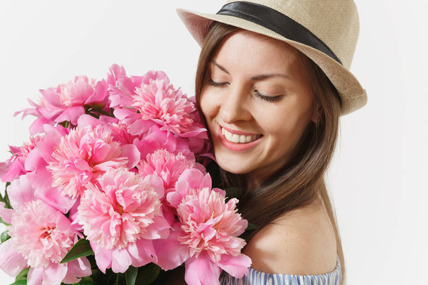 Close up giovane donna tenera in abito blu, cappello che tiene bouquet di fiori di peonie rosa isolati su sfondo bianco. Il Giorno di S. Valentino, concetto di vacanza di Giorno della donna Internazionale. Area pubblicitaria
 - Foto, immagini