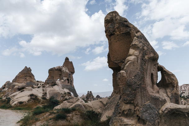 vue à faible angle de rochers bizarres dans le parc national goreme, la cappadoce, la dinde
 - Photo, image
