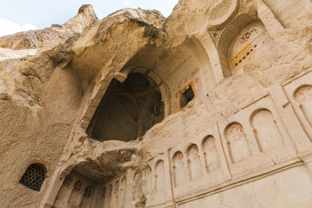 alacsony, szög, Kilátás szép barlang templom a Göreme nemzeti park, cappadocia, Törökország - Fotó, kép