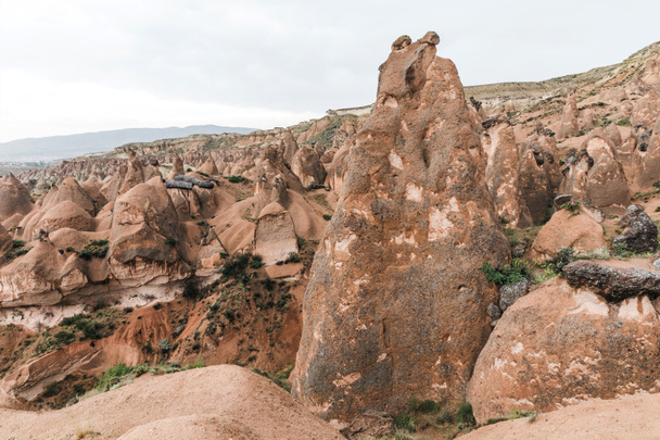 belles formations rocheuses érodées bizarres en cappadoce, dinde
  - Photo, image