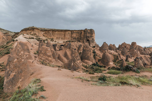 belles formations rocheuses érodées par temps nuageux, cappadoce, dinde
  - Photo, image