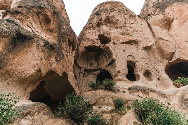 vue à angle bas de belles grottes en grès à la célèbre cappadoce, dinde
  - Photo, image