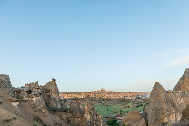mooi landschap met schilderachtige rotsformaties en blauwe hemel in Cappadocië, Turkije - Foto, afbeelding