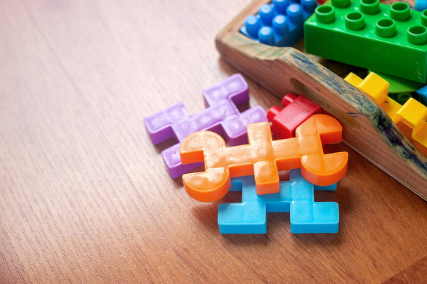 Játék színes műanyag blokkok a fa padló háttér - Fotó, kép