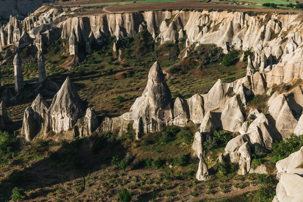 vue aérienne de formations rocheuses pittoresques et paysage majestueux en cappadoce, dinde
 - Photo, image