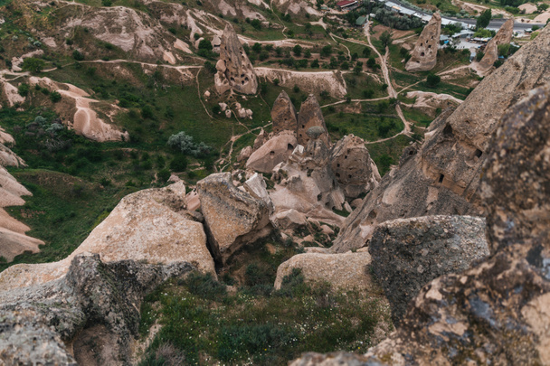 ünlü Kapadokya, Türkiye'de tuhaf kaya oluşumları ile görkemli manzara havadan görünümü - Fotoğraf, Görsel
