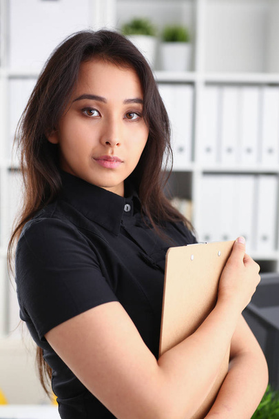 portrait de jeune belle brune femme d'affaires travailler au bureau
 - Photo, image