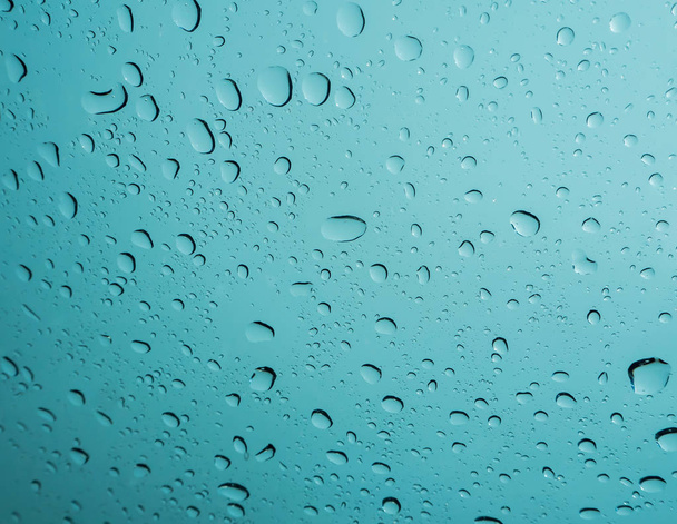 σταγόνες βροχής στο παρμπρίζ - Φωτογραφία, εικόνα