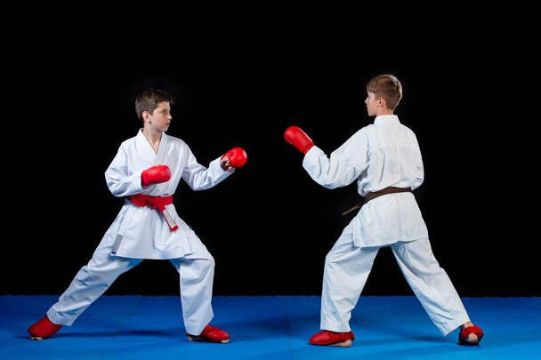 La toma de estudio del grupo de niños que entrenan karate artes marciales
 - Foto, imagen