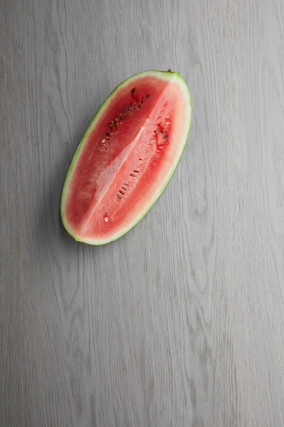 felülnézet friss görögdinnye vágott fele a szürke fából készült asztali - Fotó, kép