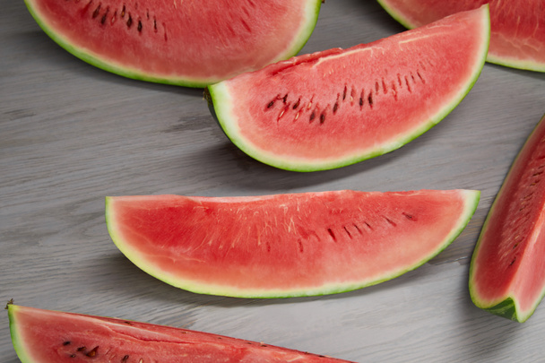 samenstelling van de levensmiddelen met verse watermeloen slices op grijs houten oppervlak - Foto, afbeelding