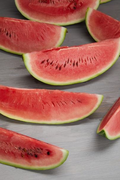 složení potravin s plátky čerstvého melounu na šedý dřevěný povrch - Fotografie, Obrázek