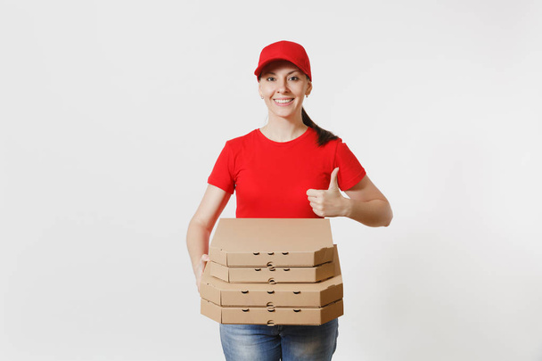 Kırmızı şapka, tişört veren yemek sipariş pizza kutuları beyaz arka plan üzerinde izole kadın. Kurye veya İtalyan pizza karton flatbox tutan satıcısı olarak çalışan kadın pizzaman. Teslimat hizmeti kavramı - Fotoğraf, Görsel