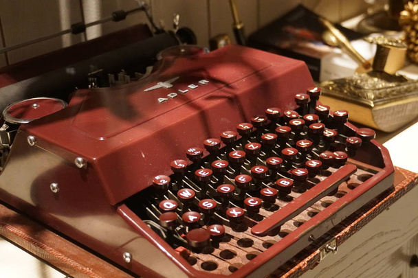 rouge vieux rétro vintage antique machine à écrire
 - Photo, image
