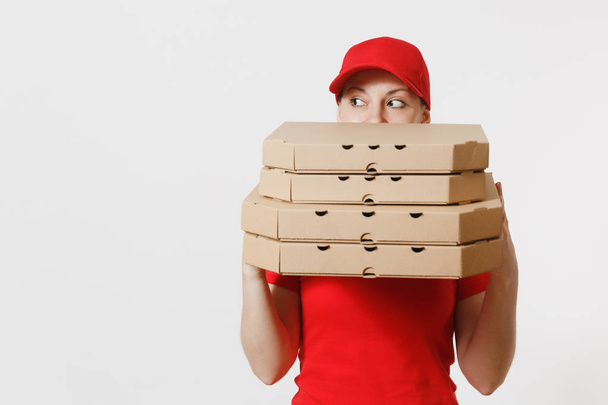 Donna in berretto rosso, t-shirt che dà cibo ordinare scatole di pizza isolate su sfondo bianco. Pizzaman donna che lavora come corriere o commerciante con pizza italiana in scatola piatta di cartone. Concetto servizio di consegna
 - Foto, immagini