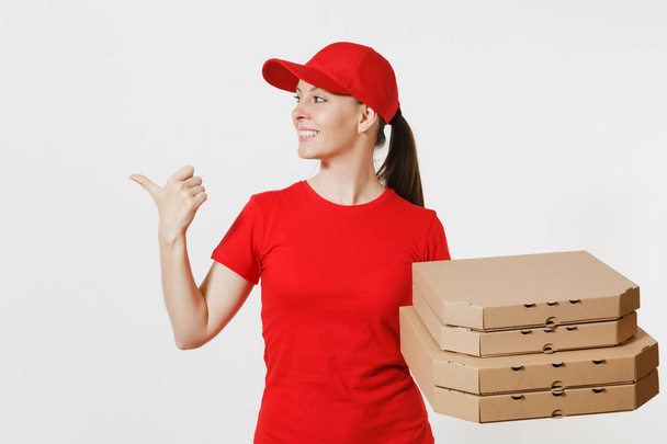 Nainen punaisessa hatussa, t-paita antaa ruokaa tilauksesta pizzalaatikot eristetty valkoisella pohjalla. Naispuolinen pizzamies, joka työskentelee kuriirina tai diilerinä ja pitää italialaista pizzaa pahvilaatikossa. Toimituspalvelukonsepti
 - Valokuva, kuva