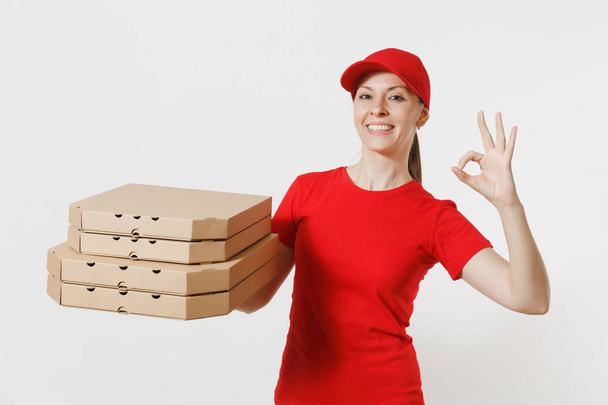 Mujer con gorra roja, camiseta dando cajas de pizza de orden alimenticio aisladas sobre fondo blanco. Mujer pizzaman trabajando como mensajera o comerciante sosteniendo pizza italiana en caja plana de cartón. Concepto de servicio de entrega
 - Foto, imagen