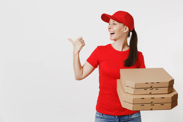 Vrouw in rode dop, t-shirt geven voedsel volgorde pizzadozen geïsoleerd op een witte achtergrond. Vrouwelijke pizzaman werken als courier of dealer Italiaanse pizza in kartonnen flatbox houden. Levering dienstverleningsconcept - Foto, afbeelding