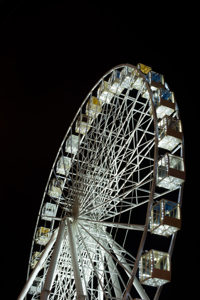selektiver Fokus des beleuchteten Beobachtungsrads bei Nacht auf schwarzem Hintergrund - Foto, Bild