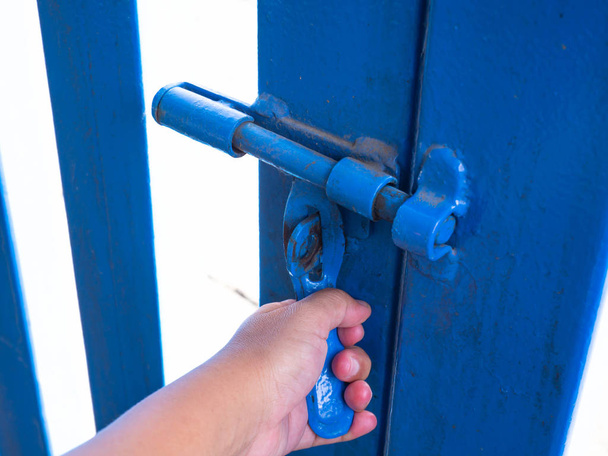 門を開けて旧青鋼柵 - 写真・画像
