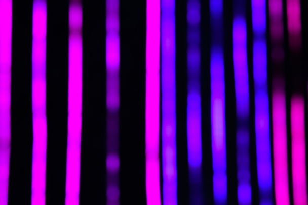 close up view of blurred black, pink and purple background - Zdjęcie, obraz