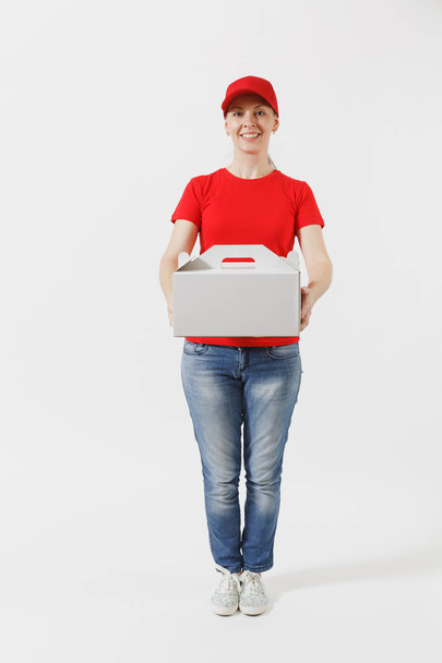 Повна довжина жінки в червоній шапці, футболка, що дає торт на замовлення їжі, ізольована на білому тлі. Жінка-кур'єр тримає десерт у картонній коробці без позначки. Концепція служби доставки. Отримання пакунка
 - Фото, зображення