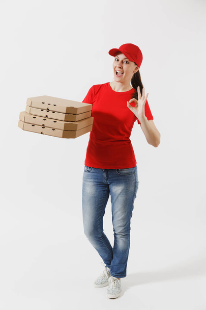 Pełna długość portret szczęśliwy Kobieta w Czerwonym Kapturku, t-shirt pola pizza zamówienia jedzenie na białym tle. Holding włoska pizza w flatbox karton kobiece kuriera. Pojęcie usługi dostawy - Zdjęcie, obraz