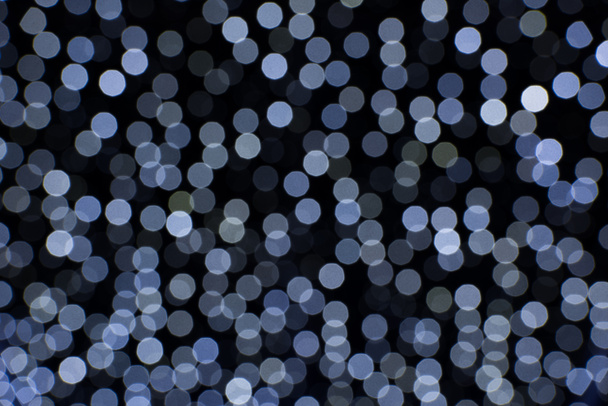 close-up vista das luzes de bokeh azul sobre fundo preto - Foto, Imagem