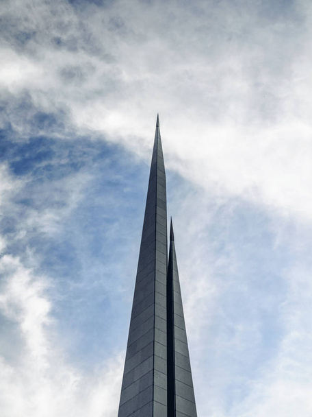vista parcial del obelisco en el complejo conmemorativo del Genocidio Armenio Tsitsernakaberd, Ereván, Armenia
 - Foto, Imagen