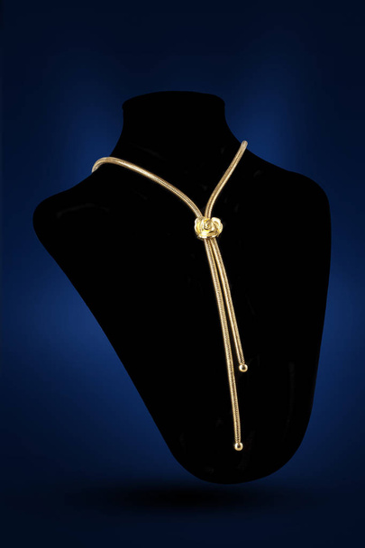 collar de oro sobre un fondo marrón, de cerca
 - Foto, imagen