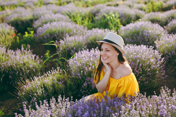 Портрет молодої чуттєвої красивої жінки в жовтій сукні на фіолетовому лавандовому квітковому розквіті лугового поля на відкритому повітрі на літньому фоні природи. Ніжна самиця біля квітучого куща. Концепція стилю
 - Фото, зображення