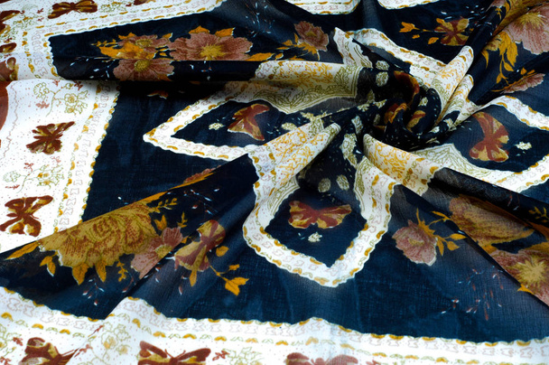 textura, fondo, patrón. Pañuelo de seda negra. Con rayas blancas. En las rayas pintadas mariposas, patrón floral
 - Foto, Imagen