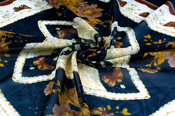 Textur, Hintergrund, Muster. schwarzes Seidentuch. mit weißen Streifen. auf die Streifen gemalte Schmetterlinge, florales Muster - Foto, Bild