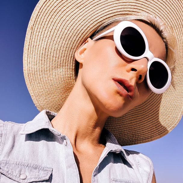 Girl in fashion accessories. Hat and sunglasses. Beach mood vibes - Foto, afbeelding