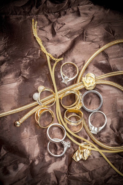 joyería de oro de cerca sobre fondo marrón
 - Foto, Imagen