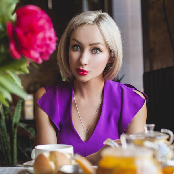 schöne blonde Frau in Restaurant - Foto, Bild