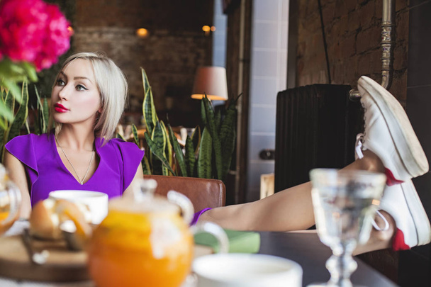junge lässige Frau entspannt sich im Café - Foto, Bild